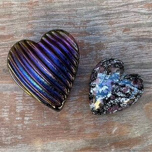 2 HEARTS GLASS & STONE Robert Held Signed (Iridescent Glass Paperweight) Purple